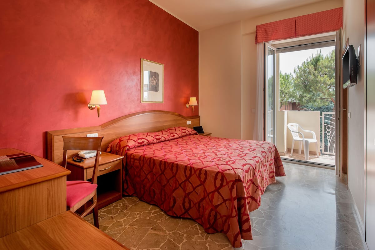 Premium bedding, down comforters, in-room safe, desk