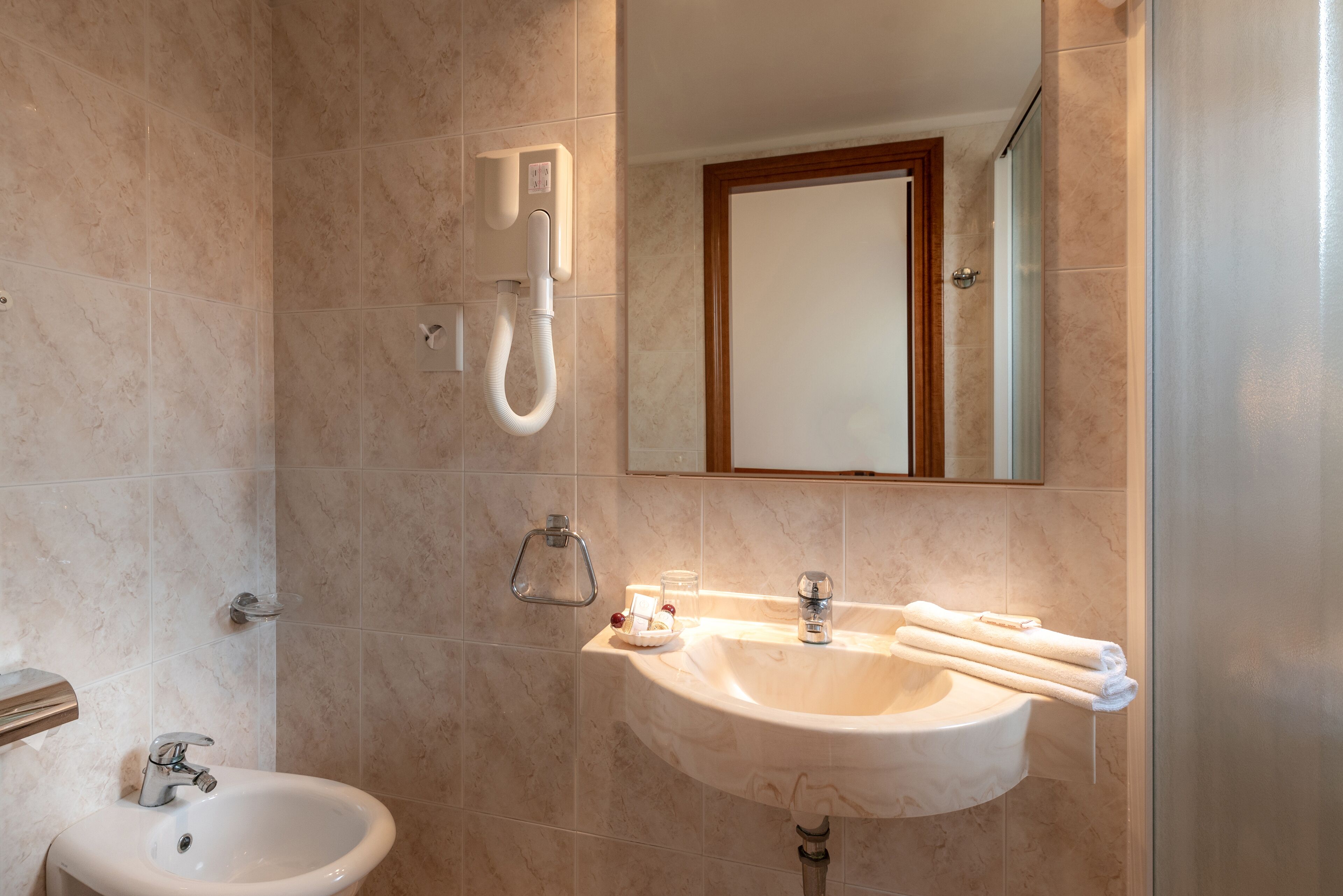 Dusche, Haartrockner, Bidet, Handtücher