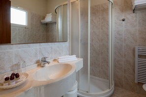 Een douche, een haardroger, een bidet, handdoeken