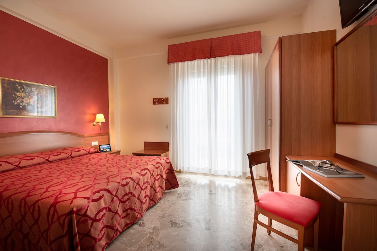 Premium bedding, down comforters, in-room safe, desk