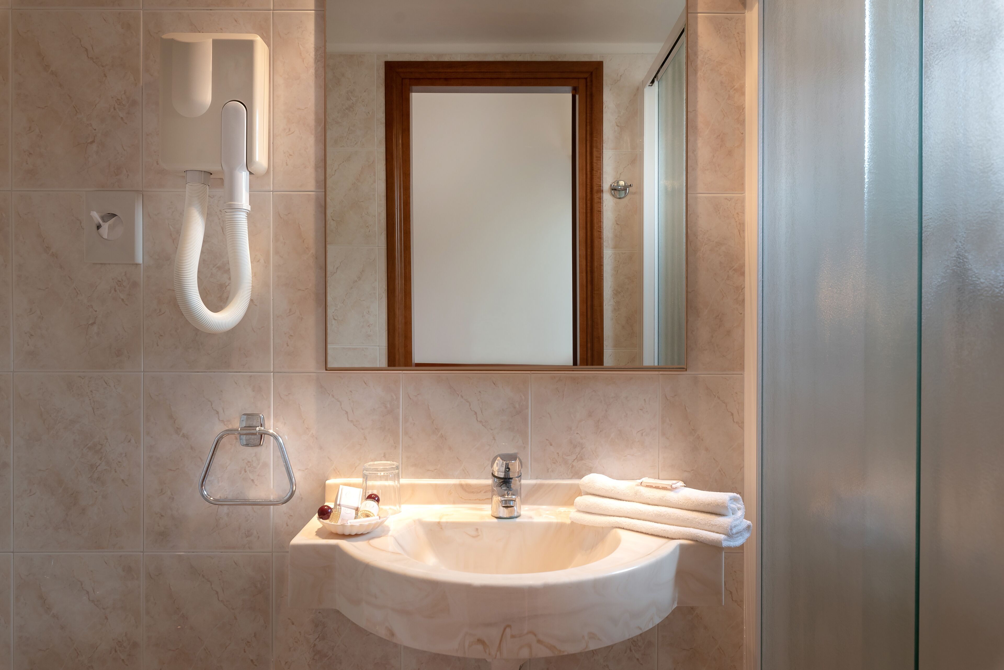 Dusche, Haartrockner, Bidet, Handtücher