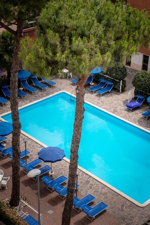 Piscina externa sazonal, funciona das 9h às 19h, guarda-sóis