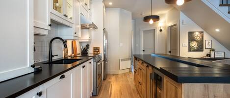 Køleskab, mikrobølgeovn, ovn, kogeplade