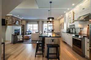 ثلاجة، ميكروويف، فرن، موقد طهي مسطح