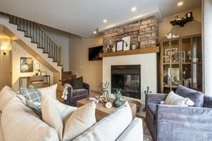 Smart TV, fireplace, stereo