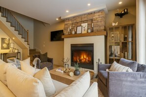 TV connectée, cheminée, chaîne hi-fi