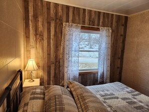 3 bedrooms, travel crib, free WiFi, bed sheets - Charming 3 bedroom farm house perfect for all season activities in the country! (Kensington)