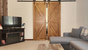 TV, peis, DVD-spiller og bøker