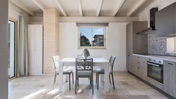 Jääkaappi, liesi, astianpesukone, kahvin-/teenkeitin