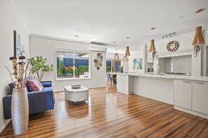 Interior - StayAU 4BRM Modern Urban Holiday Home (Officer)