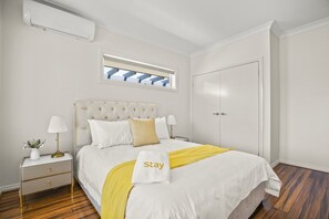 4 Schlafzimmer, Schreibtisch, Bügeleisen/Bügelbrett, Reisekinderbett