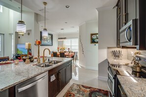 Geladeira, micro-ondas, cooktop, lava-louças