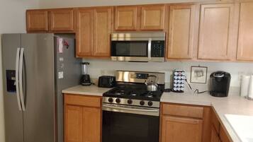 雪櫃、微波爐、焗爐、爐具