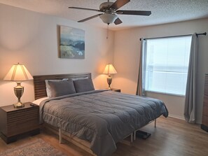 2 habitaciones, caja de seguridad en la habitación y escritorio 