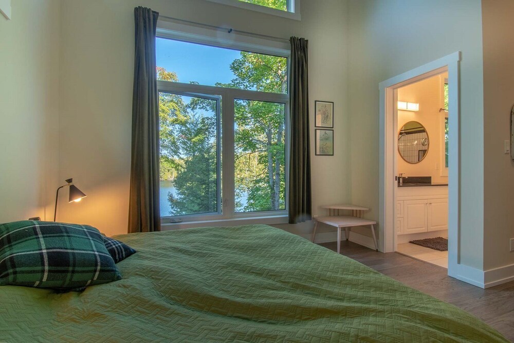 MidCentury Enchantment 3 bedrooms, 2 bathrooms, and 1 half bath in Parry Sound, ON McDougall