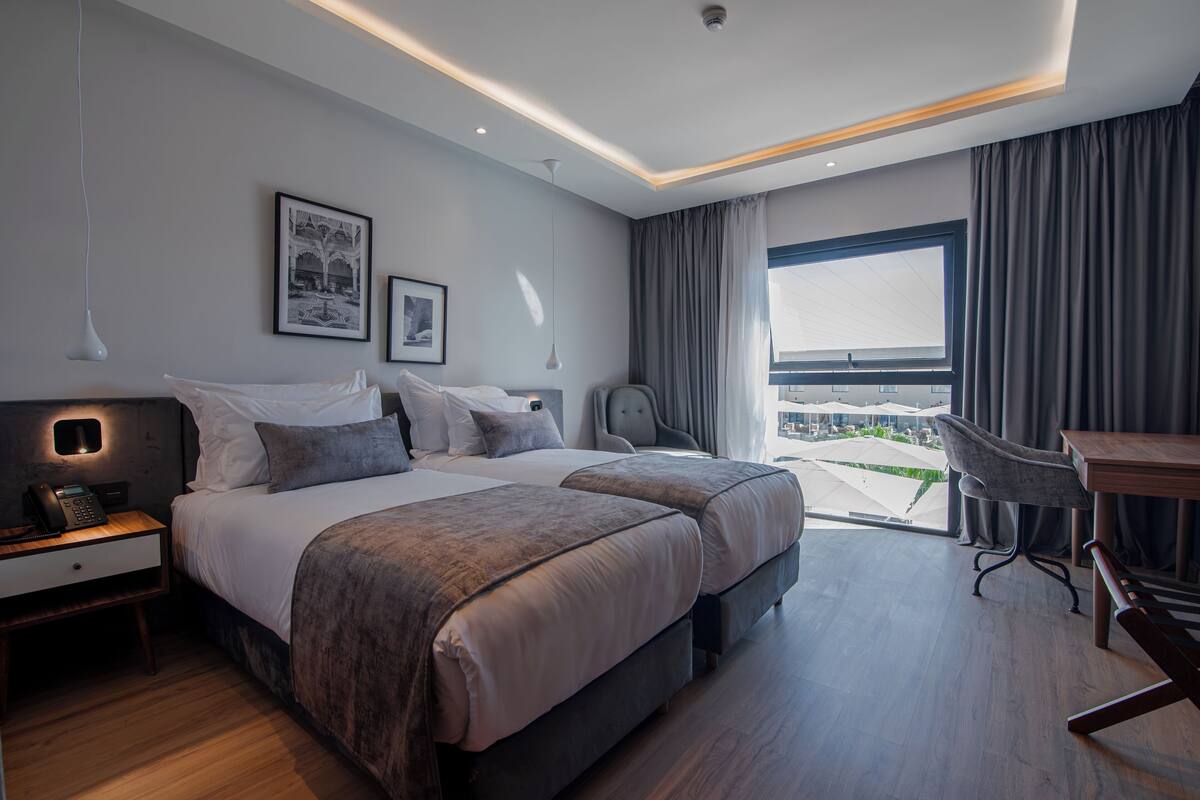 Seprai premium, tempat tidur Select Comfort, brankas, dan meja kerja