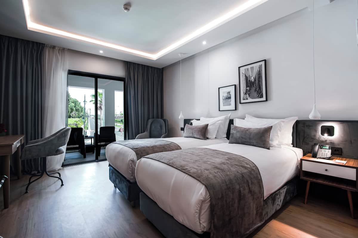 Kamar Deluks | Seprai premium, tempat tidur Select Comfort, brankas, dan meja kerja