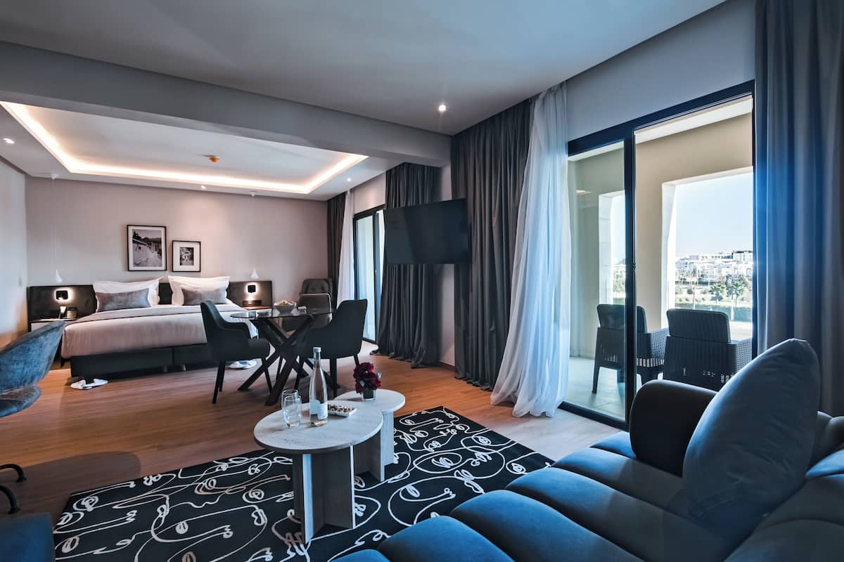 Seprai premium, tempat tidur Select Comfort, brankas, dan meja kerja