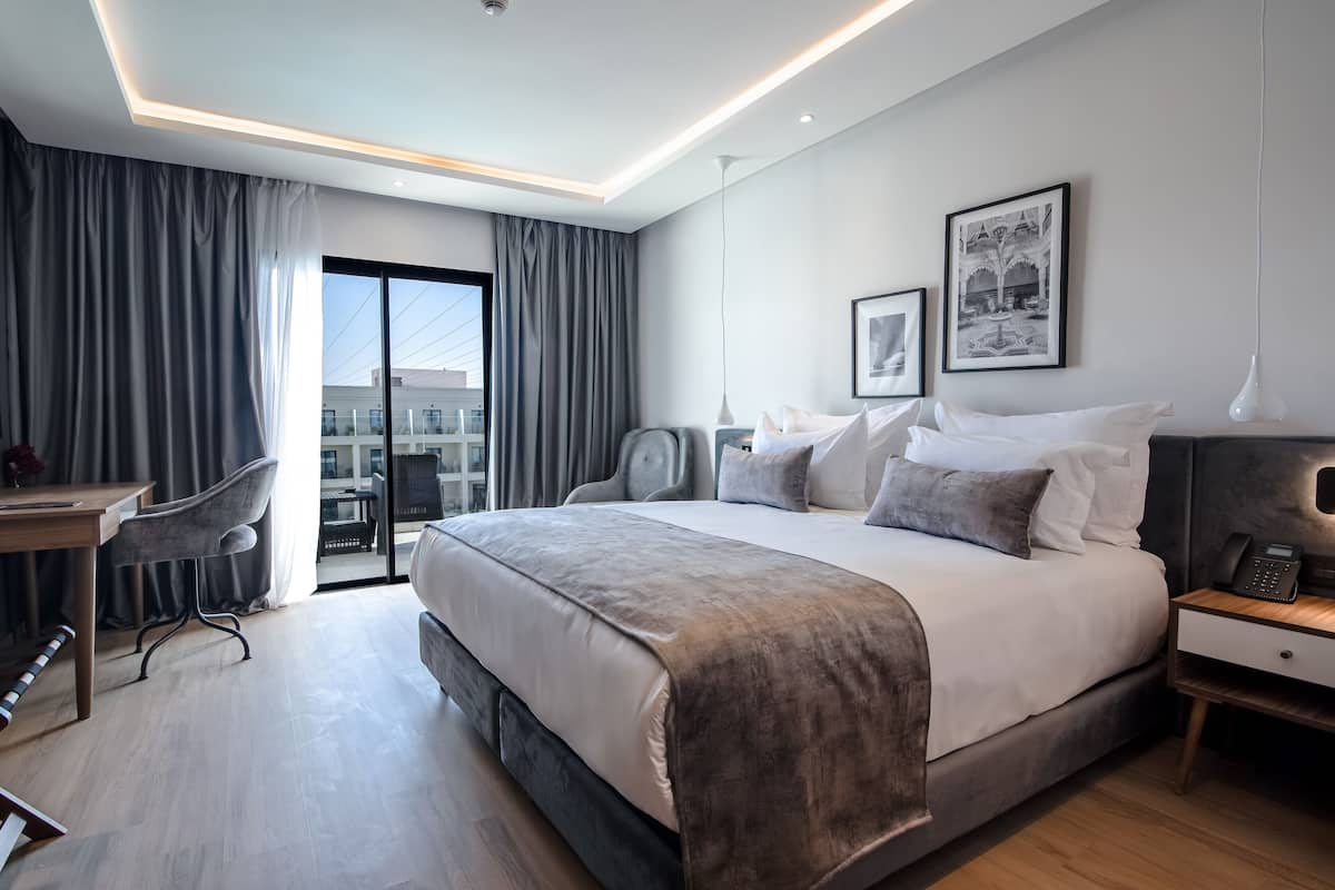 Seprai premium, tempat tidur Select Comfort, brankas, dan meja kerja