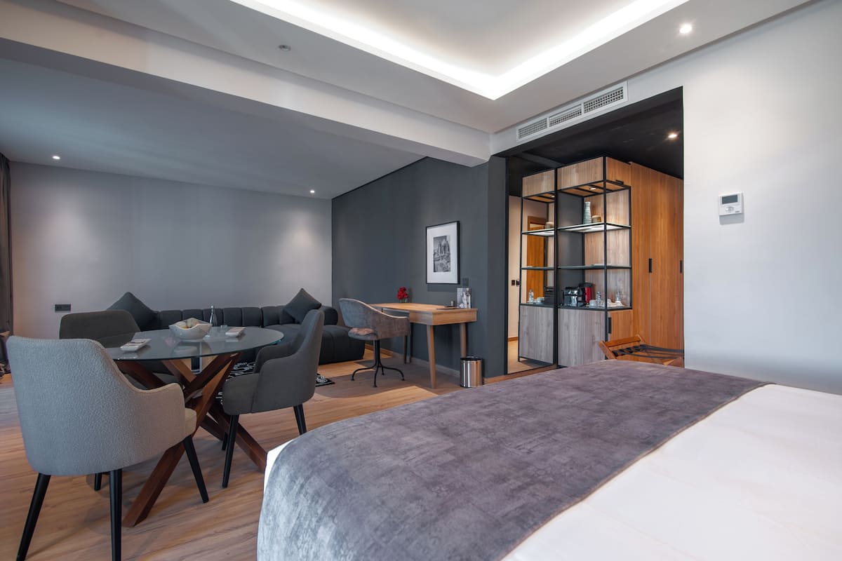Suite (Dominium) | Seprai premium, tempat tidur Select Comfort, brankas, dan meja kerja