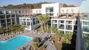 Un hôtel doté d’une piscine, de plusieurs étages et d’espaces extérieurs aménagés pour se détendre.