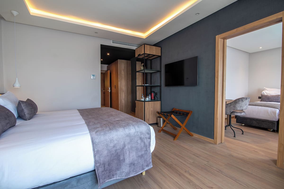 Seprai premium, tempat tidur Select Comfort, brankas, dan meja kerja