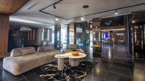 Un intérieur moderne avec un canapé, une table basse et un grand saladier.