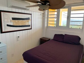 1 dormitorio, escritorio, tabla de planchar con plancha y wifi