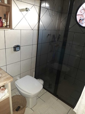 Ducha, toallas, jabón, papel higiénico