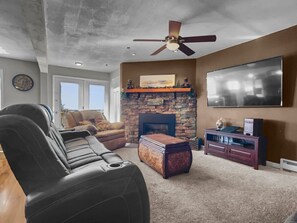Smart TV, fireplace, DVD player - Summit205C Across from Village Sleep 10 VIEWS WiFi (Snowshoe)