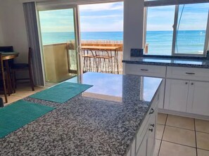 Interior - Lovely Oceanfront 1 Bdrm. Large Balcony pacifico (San Diego)