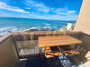 Outdoor dining - Lovely Oceanfront 1 Bdrm. Large Balcony pacifico (San Diego)