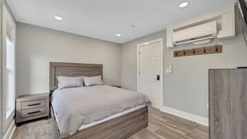 1 bedroom, desk, iron/ironing board, WiFi