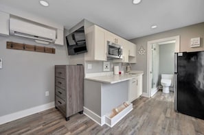 冷蔵庫、電子レンジ、食器洗い機、コーヒー / ティーメーカー