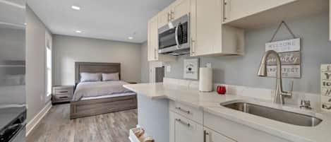 Réfrigérateur, micro-ondes, lave-vaisselle, cafetière/bouilloire