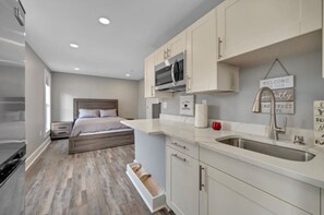 Réfrigérateur, micro-ondes, lave-vaisselle, cafetière/bouilloire