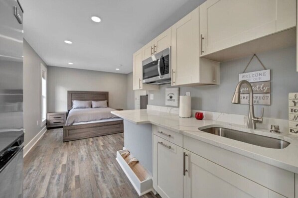 Køleskab, mikrobølgeovn, opvaskemaskine, kaffe-/temaskine