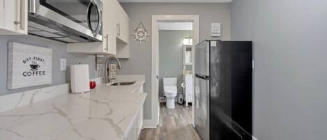 冷蔵庫、電子レンジ、食器洗い機、コーヒー / ティーメーカー