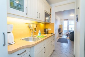 Kylskåp, mikrovågsugn, kaffe- och tebryggare och brödrost