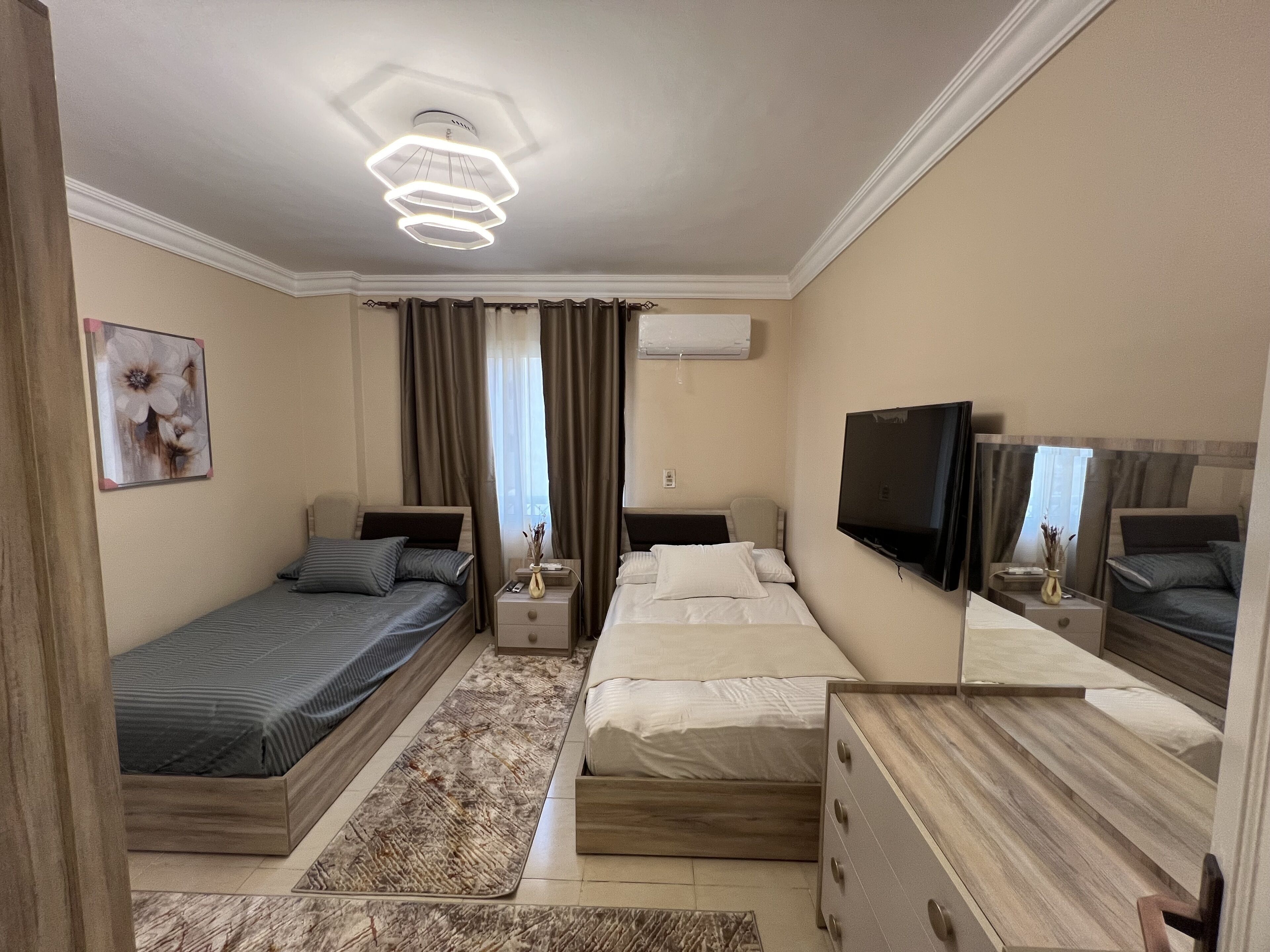 2 Schlafzimmer, Zimmersafe, Schreibtisch, Bügeleisen/Bügelbrett