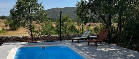 Una piscina al aire libre, una piscina climatizada