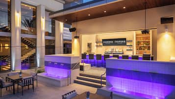 Bar en bord de piscine