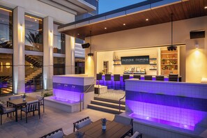 Poolside bar - Caesars Republic Scottsdale, a Hilton Hotel (Scottsdale)