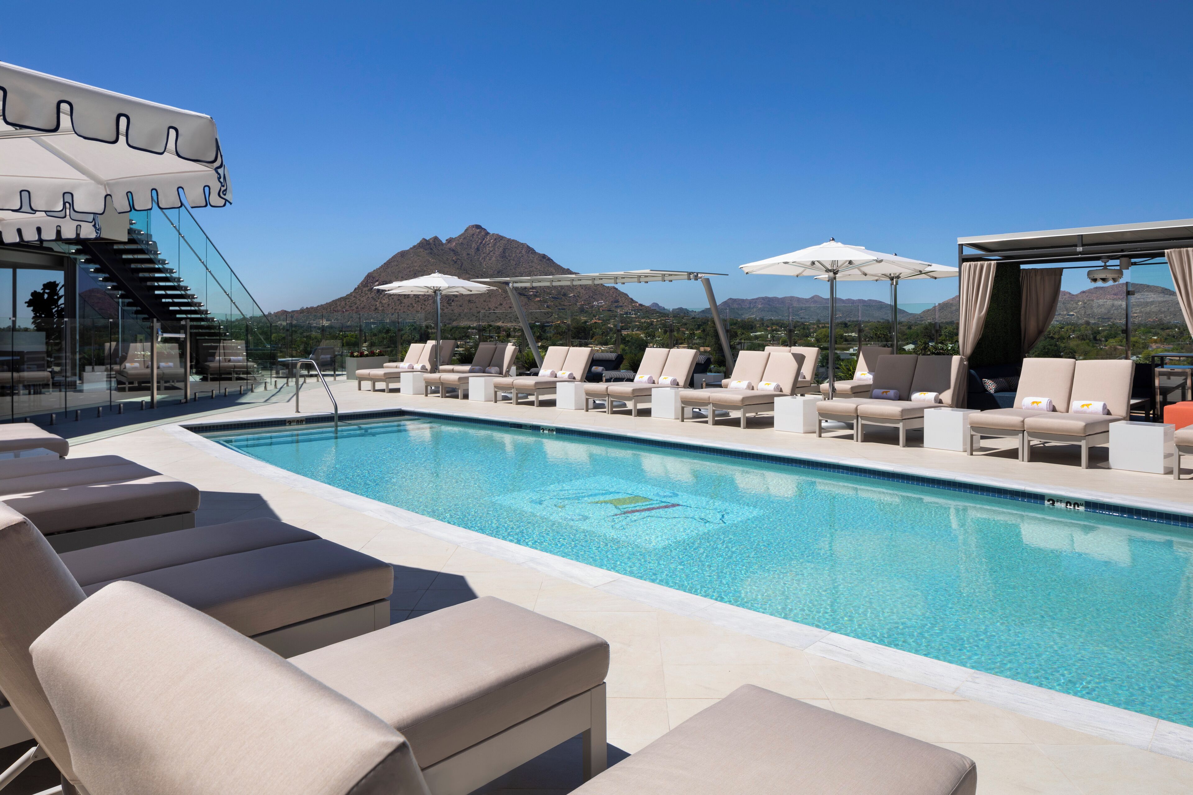 Alberca al aire libre por temporada y camas balinesas (con cargo) 