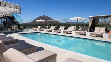 Piscine extérieure (ouverte en saison), tentes de plage, chaises longues