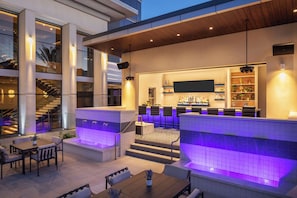 3 bars/lounges, rooftop bar - Caesars Republic Scottsdale, a Hilton Hotel (Scottsdale)