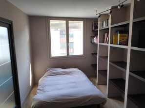 2 habitaciones, escritorio, wifi gratis y ropa de cama