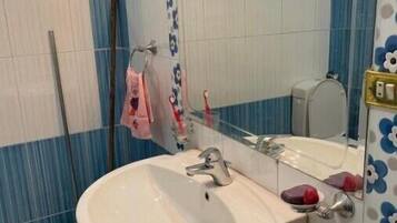 Haartrockner, Handtücher, Seife, Shampoo