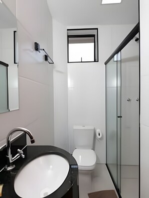 Studio | Badezimmer | Dusche, Handtücher, Seife, Toilettenpapier