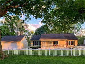 4 bedrooms - Hot Tub Backyard Oasis Espresso Maker Coffee Bar (South Bend)